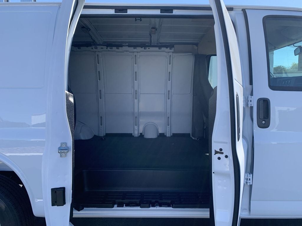 2025 Chevrolet Express Cargo 3500 WT